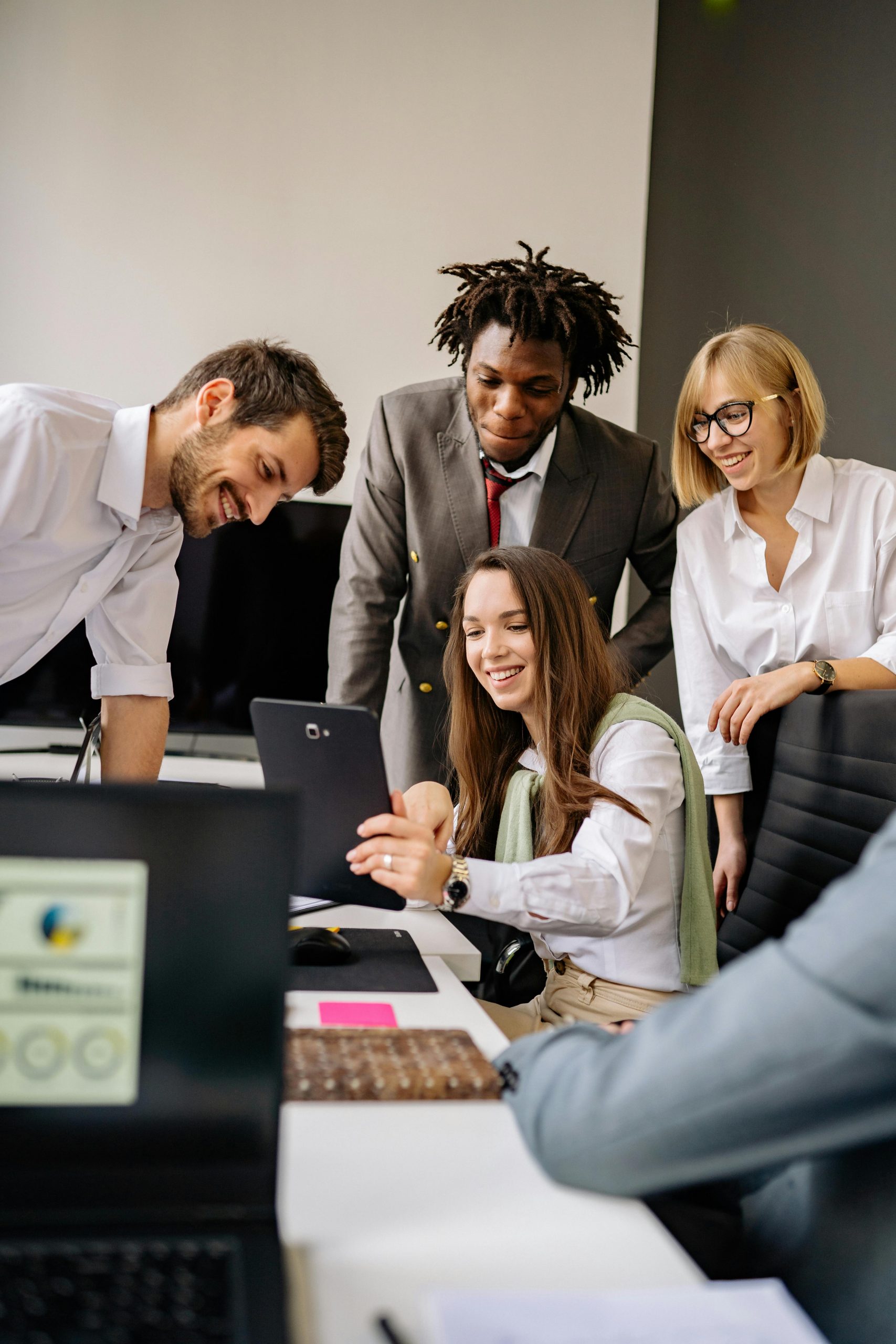 Former vos équipes à l'IA en entreprise (plan de développement) Équipe au bureau collaborant avec des outils numériques après une POEI